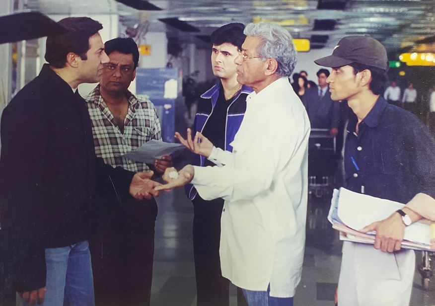 Rajkumar Kohli (in white) with Sunny Deol and Sonu Nigam during the shoot of Jaani Dushman Ek Anokhi Kahani