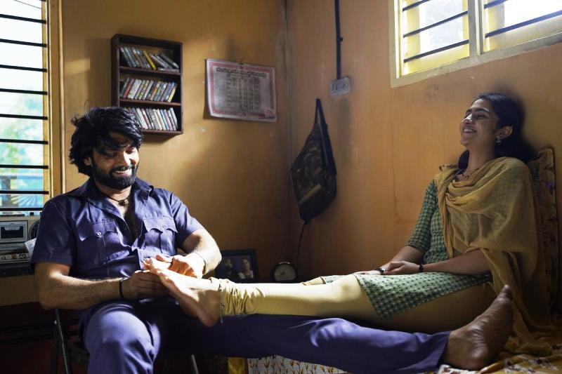 Rakshit Shetty as Manu and Rukmini Vasanth as Priya in a still from the film Sapta Sagaradaache Ello (Side A)