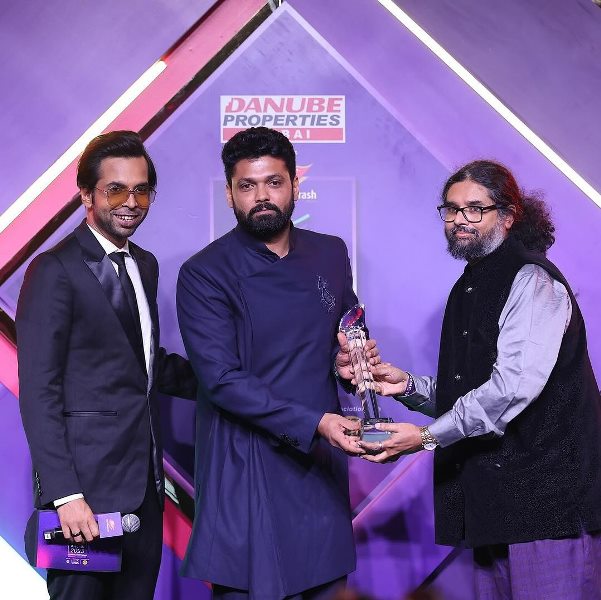 Rakshit Shetty receiving the New Wave Cinema Award at OTTPlay Awards 2023 for 777 Charlie (2021) and Sapta Sagaradaache Ello (2023)