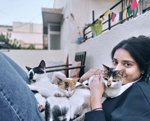 Riddhi Kumar with her pet cats
