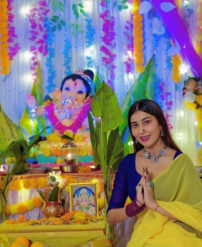 Ruma Sharma with an idol of lord Ganesha