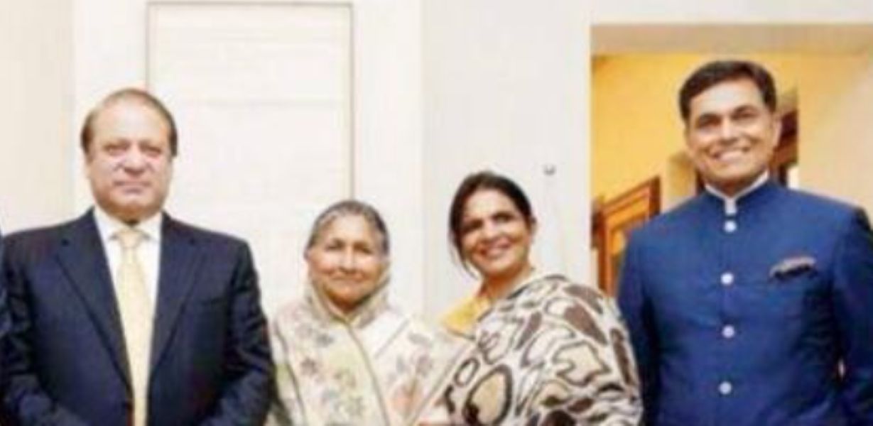 Sajjan Jindal (extreme right) with Nawaz Sharif (extreme left)