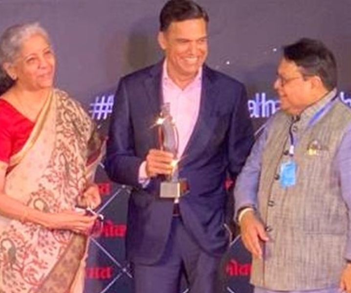 Sajjan Jindal with his Businessman of the Year award at the Maharashtrian of the Year Awards