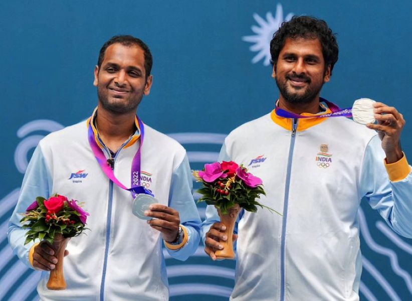 Ramkumar Ramanathan (left) and Saketh Myneni posing with the silver medals that they won at the 19th Asian Games in Hangzhou, China