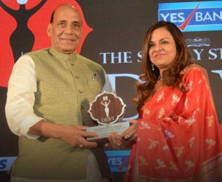 Sangita Jindal receiving the Devi Award from The New Indian Express in 2017