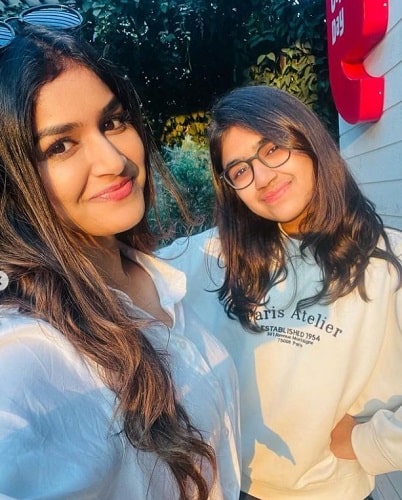 Sanjana Anand and her sister