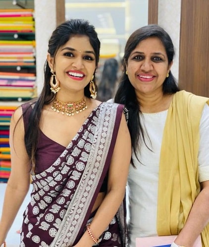Sanjana Anand with her mother