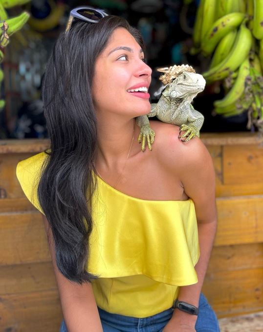 Sheynnis Palacios with an Iguana