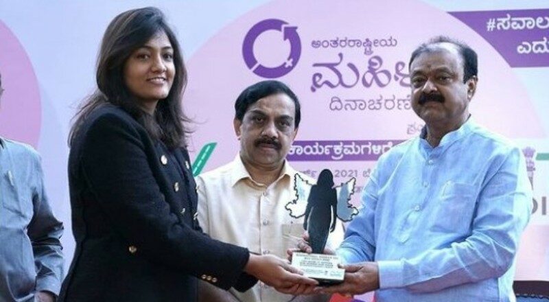Shivani Pruthvi receiving Achievers of Karnataka 2021 Award