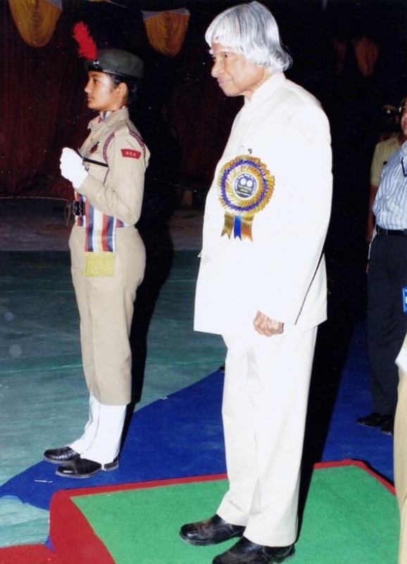 Shivani Pruthvi with the 11th President of India, A. P. J. Abdul Kalam, during a NCC program