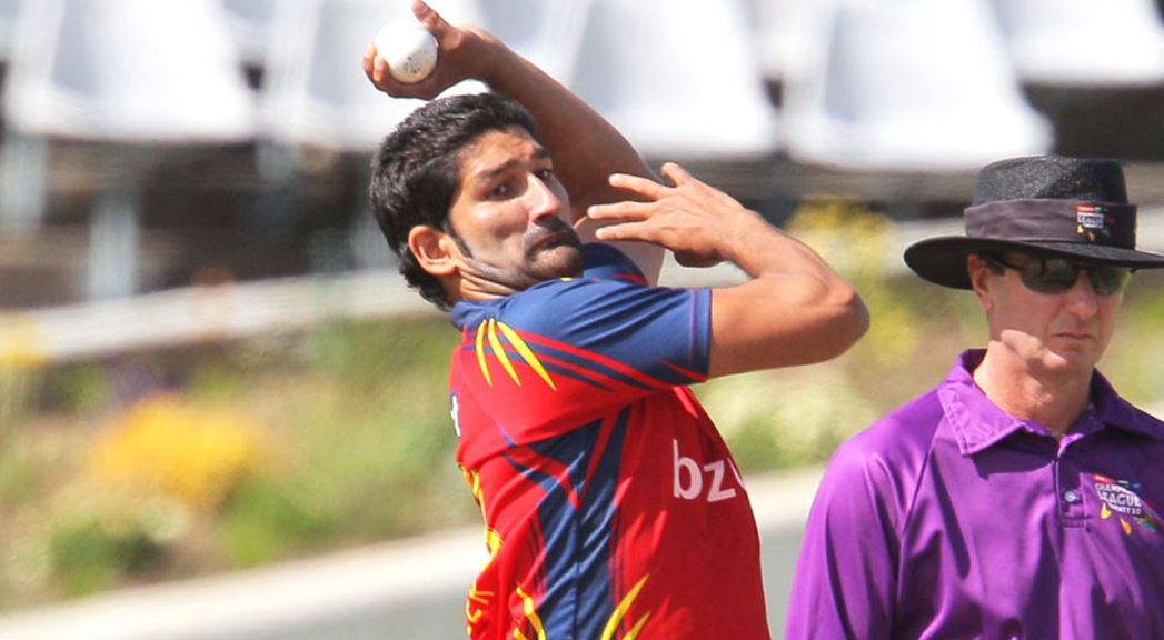Sohail Tanvir bowling for Hampshire in a cricket match