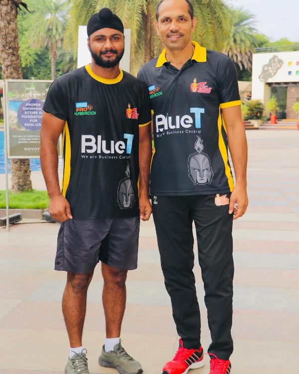 Surinder Singh (left) in Telugu Titans jersey