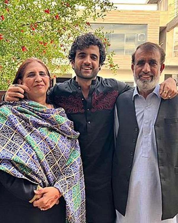 Umer Aalam with his parents