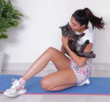 Urvi Shetty posing with her pet cat