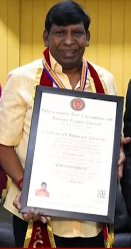 Vadivelu after receiving the honorary doctrate
