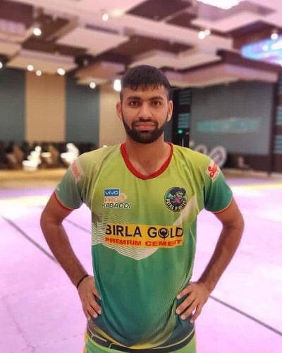 Vijay Malik wearing Patna Pirates jersey