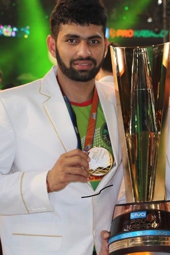 Vijay Malik with the trophy of Pro Kabbadi League