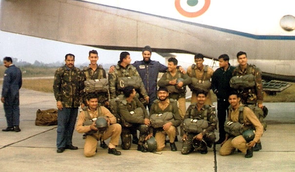 Vijayant Thapar (kneeling on the left) before making his parachute jumps