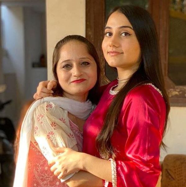 Zakiya Sultana with her daughter Asfi Javed