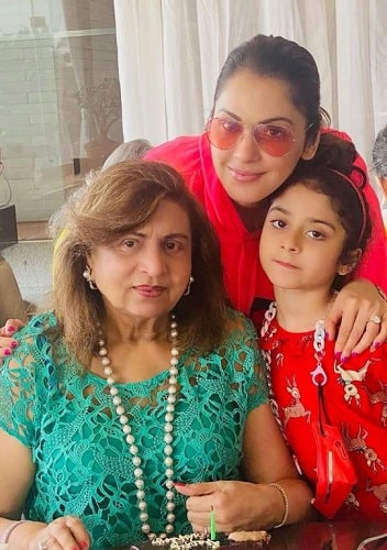 A photo of Timmy Narang's mother with his ex-wife and daughter