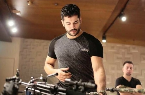A picture of Burak Özçivit's at a gym