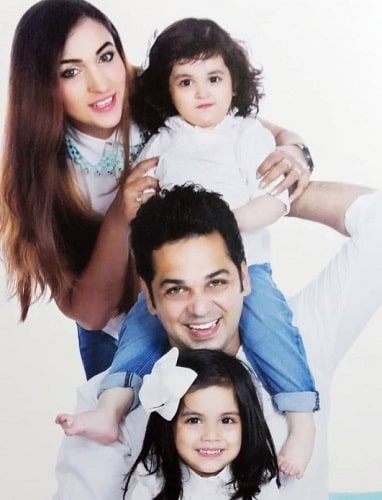 A picture of Kiara Khanna with her parents and sister