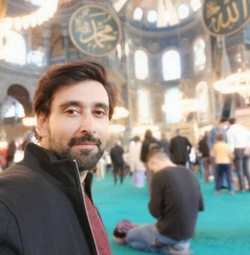 A picture of Sami Khan at a mosque