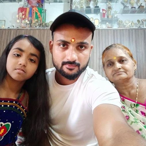 Akash Deep with his mother and sister