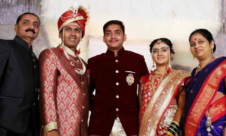 Akshay Jaywant Bodake (middle) with his father (extreme left), brother-in-law, sister, and mother (extreme right)