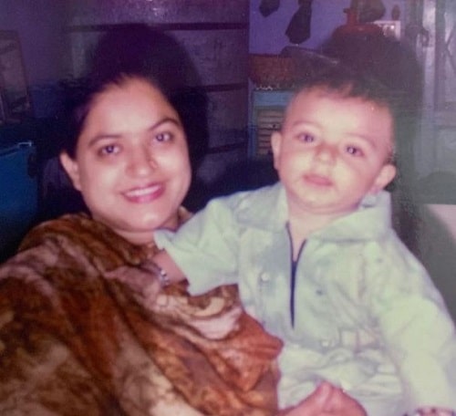 Amanjot Singh's childhood picture with his mother
