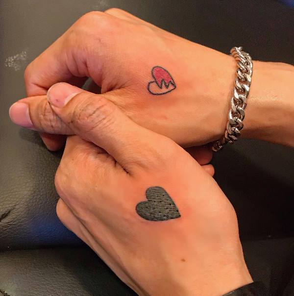 Aoora's tattoos on his hands