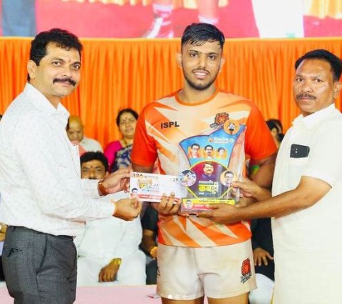 Badal Singh receiving his title title of Best Defender of the Tournament at the Shivsena Pramukh Chashak State level Kabaddi Tournament in Vikhroli