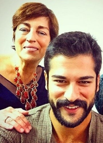Burak Özçivit and his mother