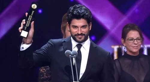 Burak Özçivit with his 10th Seoul International Drama Award