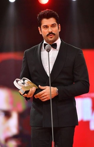 Burak Özçivit with his GQ Men of the Year Award (2017)