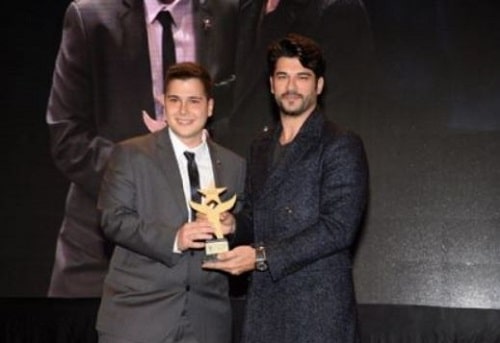 Burak Özçivit with his Yıldız Technical University Award