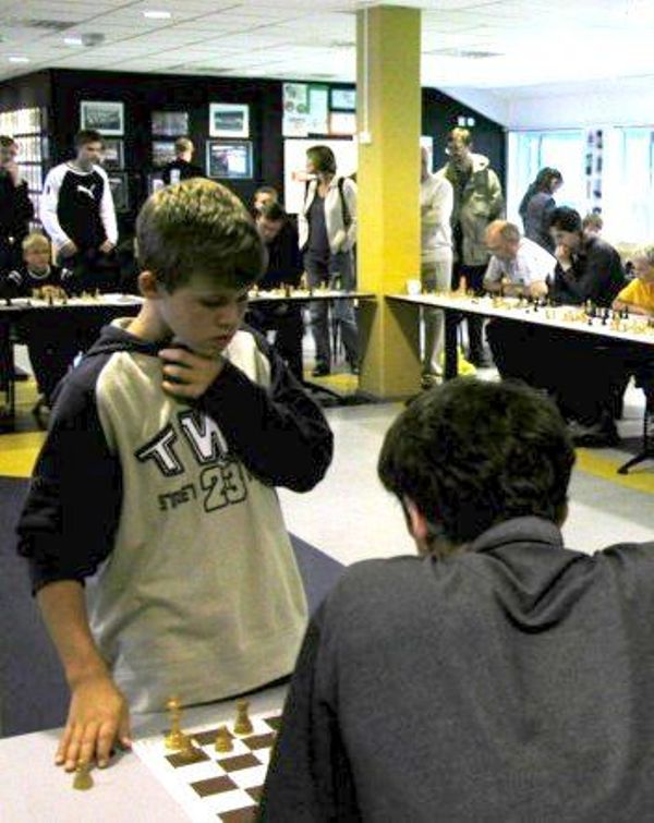 Carlsen giving a simultaneous exhibition in 2004