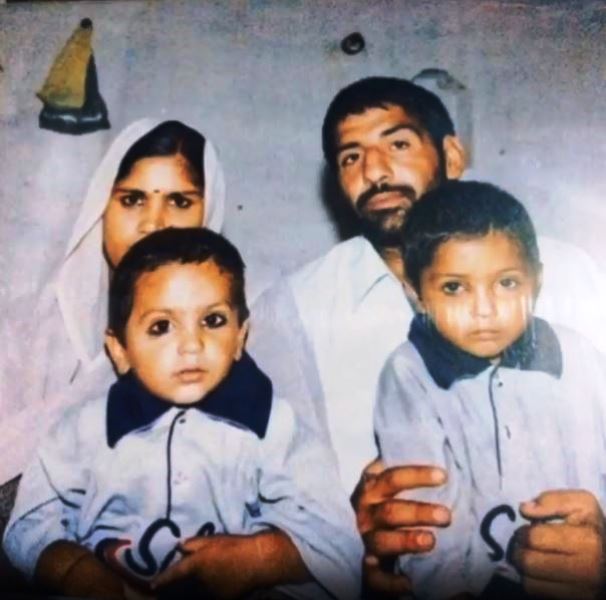 Childhood picture of Gurdeep Sangwan with his family