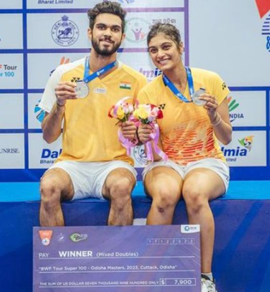 Dhruv Kapila and Tanisha Crasto posing with the gold medals that they won at the Odisha Masters 2023