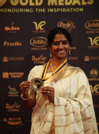 Easwari Rao with the Behindwoods Gold Medal