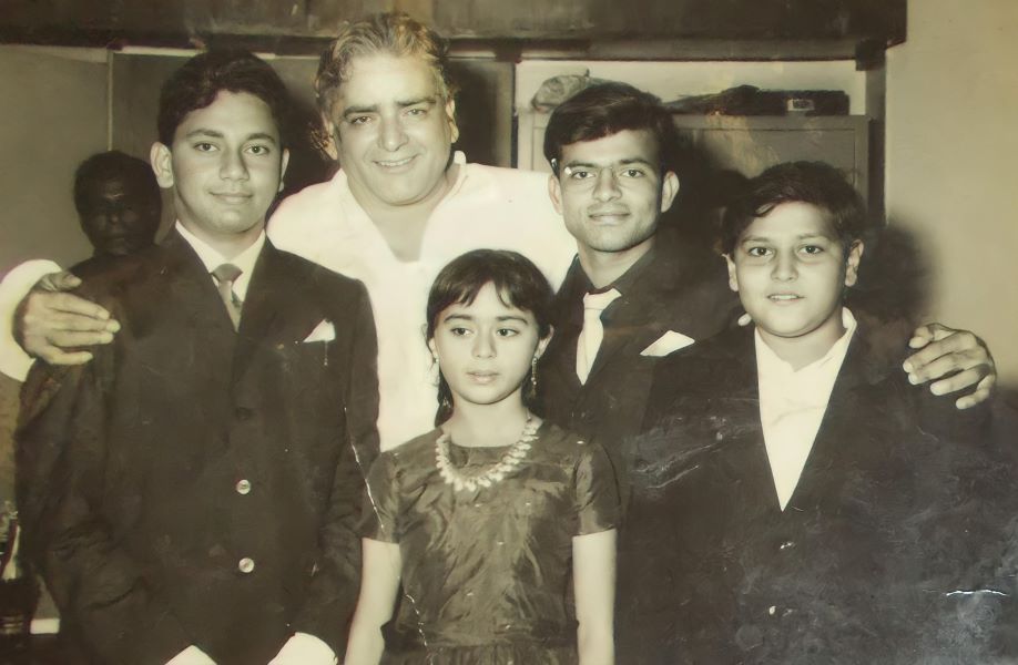 Farida Dadi with Prithviraj Kapoor and the cast of Dosti