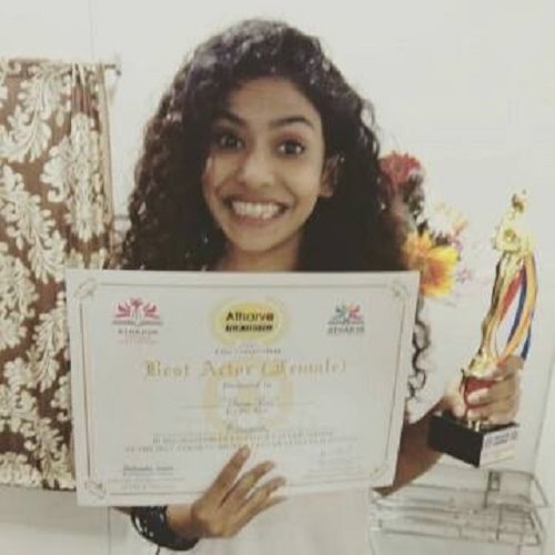 Himika Bose with her award