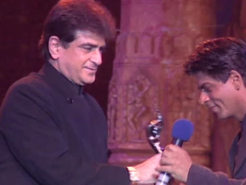 Jeetendra receiving his Filmfare Lifetime Achievement Award