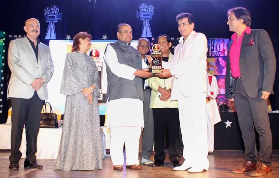 Jeetendra receiving the Dadasaheb Phalke Award