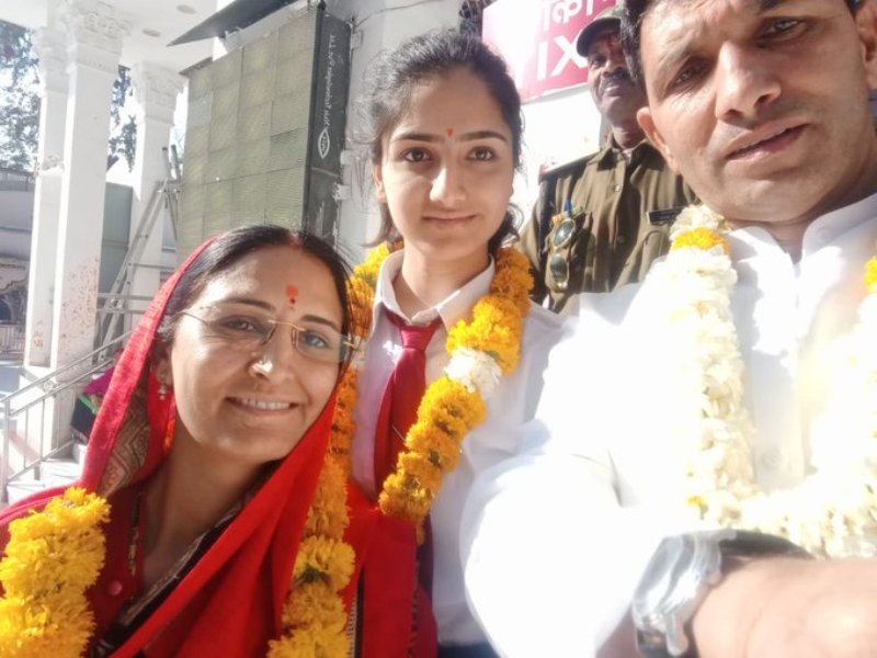 Jitu Patwari with his wife and daughter Divyanshi Patwari