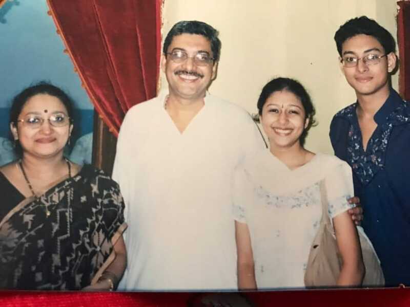 Kalyan Banerjee with his wife (extreme left) and his children
