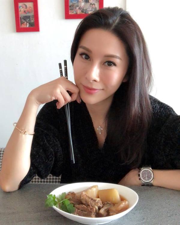 Lai Suk-yin having a non-vegetarian meal