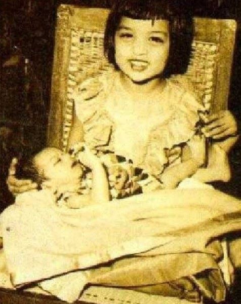 Lateef Fatima Khan's son, Shah Rukh Khan, and daughter, Shehnaz Lalarukh Khan in their childhood