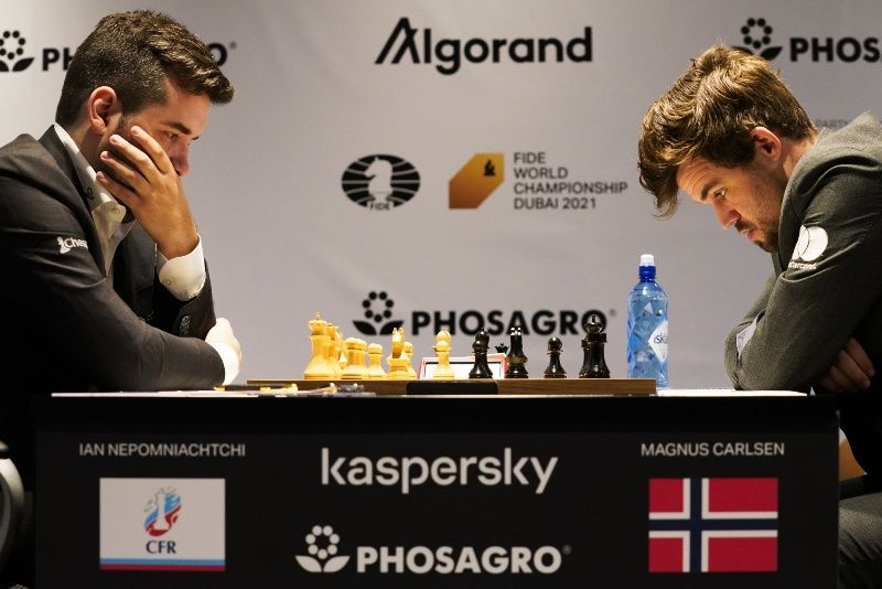 Magnus Carlsen and Ian Nepomniachtchi at the 2021 World Chess Championship