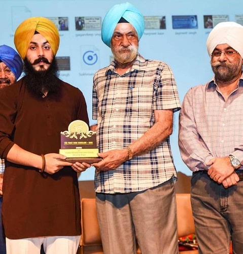 Manjot Singh receiving an award